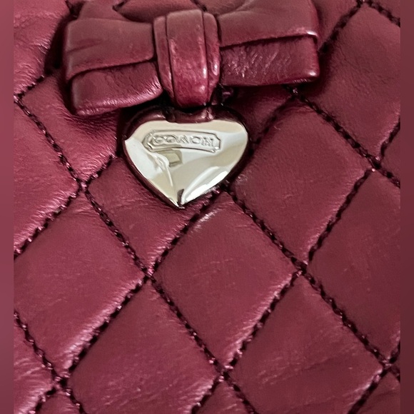 Coach
Quilted
Burgundy
Leather
Gloves Merino
Wool w/heart and bow . - Picture 4 of 6